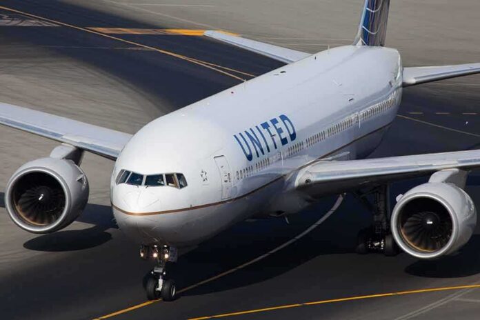 shutterstock_264755555 United Airlines Boeing 777 taxiing on airport tarmac
