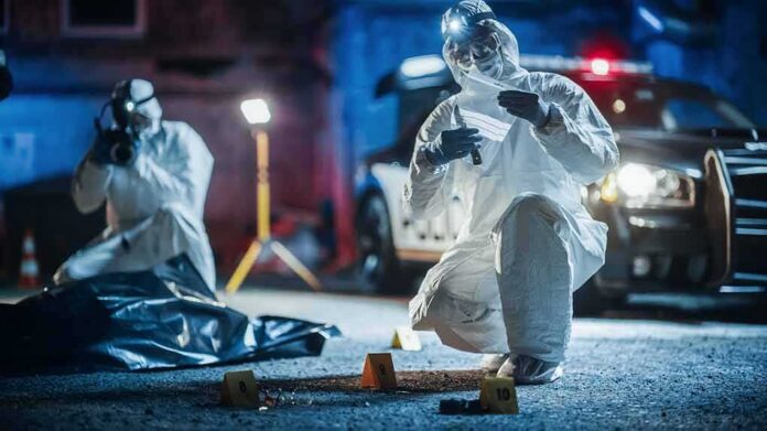 shutterstock_2230642417 forensic investigators at nighttime crime scene